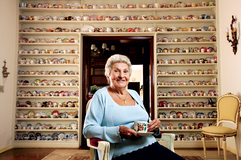 Mulher de 86 anos mantém coleção rara de 360 xícaras na Lapa