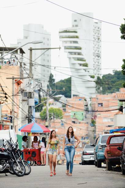 Tatá Werneck e Bruna Marquezine: moradores se identificam com as protagonistas Tatá Werneck e Bruna Marquezine: moradores se identificam com as protagonistas