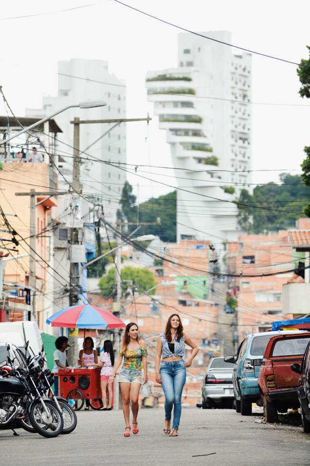 Tatá Werneck e Bruna Marquezine: moradores se identificam com as protagonistas Tatá Werneck e Bruna Marquezine: moradores se identificam com as protagonistas