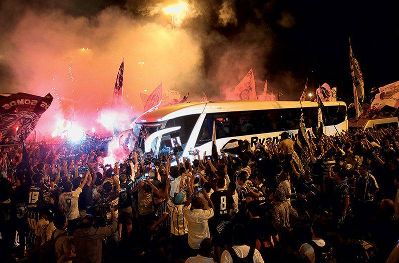 Torcida do Corinthians invade o Japão