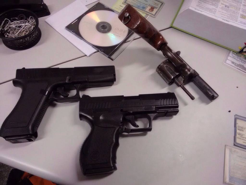 Homens são presos após tentar roubar banco com armas de plástico