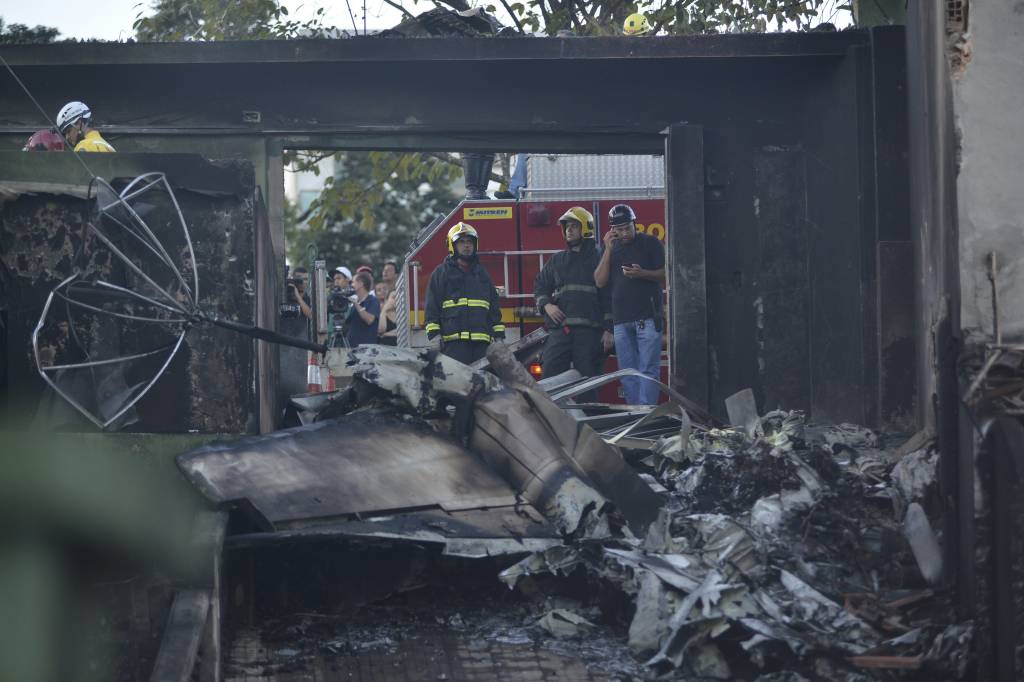 Avião cai em cima de casa e deixa três mortos em Belo Horizonte
