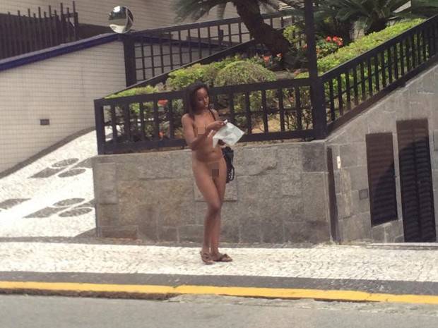 Despreocupada, mulher caminha totalmente nua pela rua em Santos