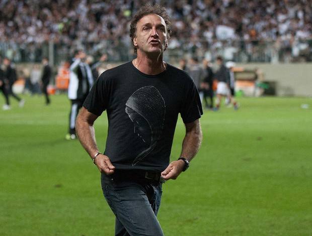 Técnico brasileiro é agredido por árbitro na China