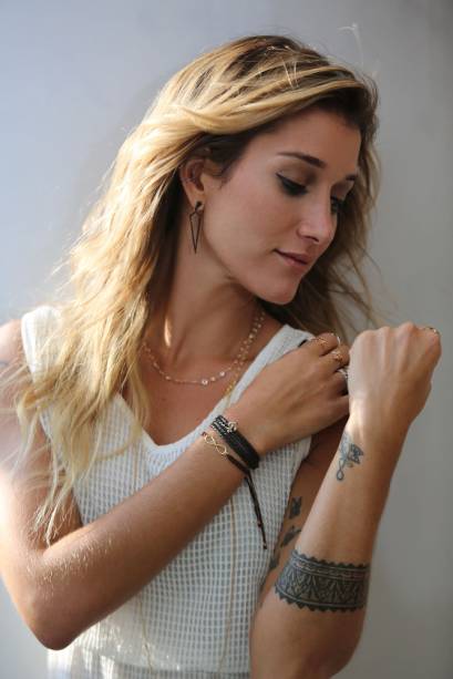 Gabriela Pugliesi: musa fitness lan&ccedil;a cole&ccedil;&atilde;o de joias