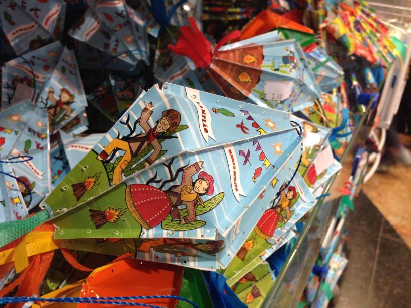 Porto das Festas e Fantasias: bal&otilde;ezinhos para intercalar entre as bandeirolas, R$ 2,60 cada