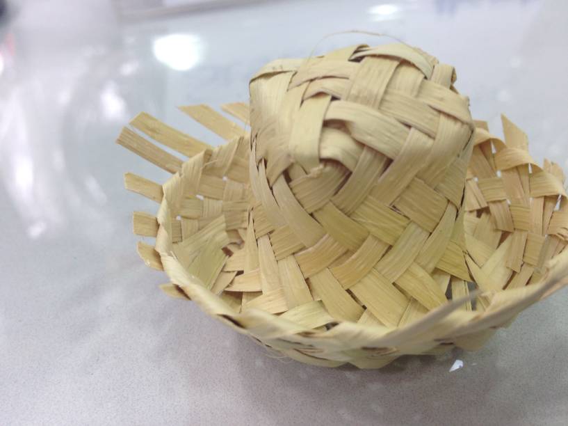 Brilhos e Fantasias: custa R$ 0,90 o mini-chap&eacute;u de palha para decorar garrafas