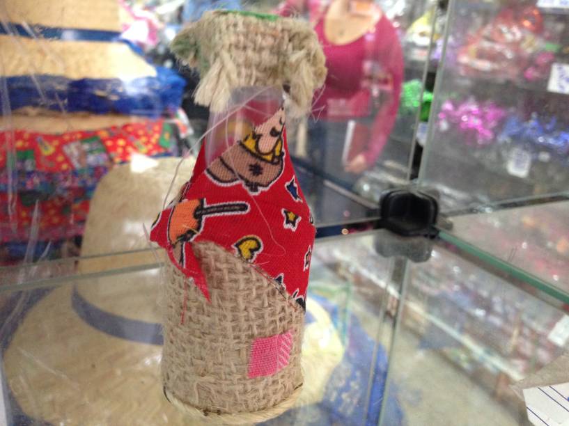 Vaz Martins: o pacote com tr&ecirc;s garrafinhas decorativas custa R$ 5,50&nbsp;