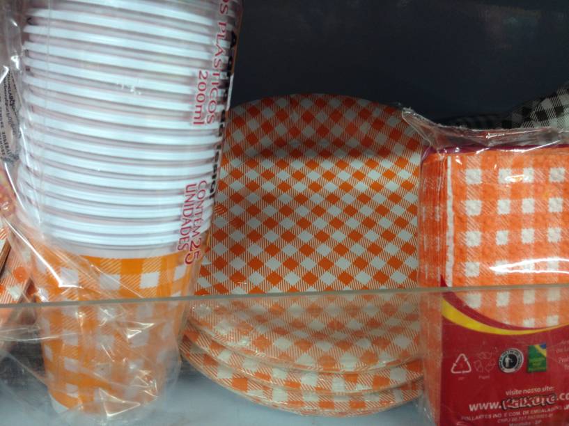 Armarinhos Universal: descart&aacute;veis combinando - as embalagens: com 25 copos custam R$ 8,80; com 25 guardanapos, R$ 2,45 e com oito pratinhos, R$ 3,60