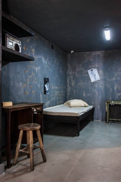A cela da sala que imita uma pris&atilde;o