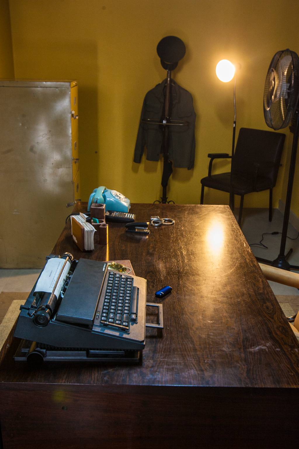 Ainda na sala da prisão, o escritório do carcereiro Ainda na sala da prisão, o escritório do carcereiro