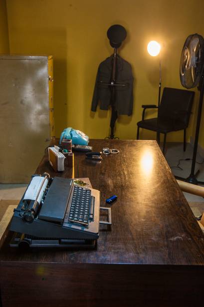 Ainda na sala da pris&atilde;o, o escrit&oacute;rio do carcereiro