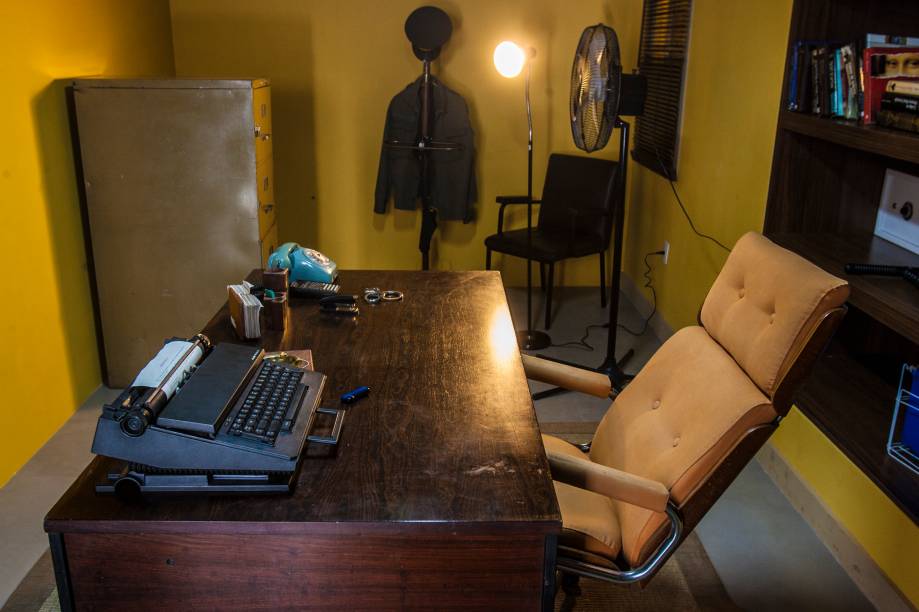 Ainda na sala da pris&atilde;o, o escrit&oacute;rio do carcereiro