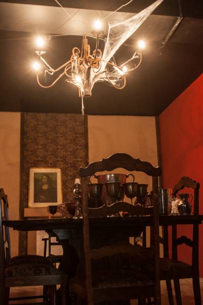 Outro espa&ccedil;o foi ambientado como uma sala de jantar macabra