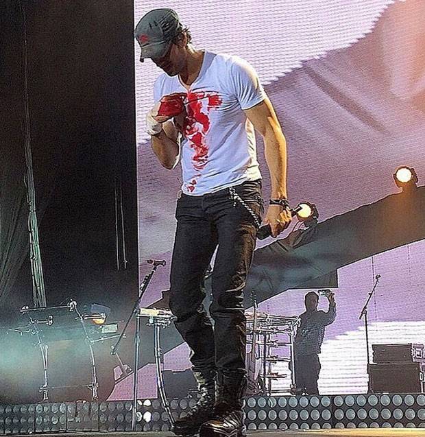 Enrique Iglesias sofre acidente com drone e faz show ensanguentado