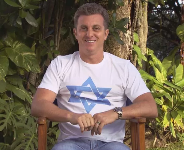 Luciano Huck volta à TV, fala sobre acidente e cita as duas babás