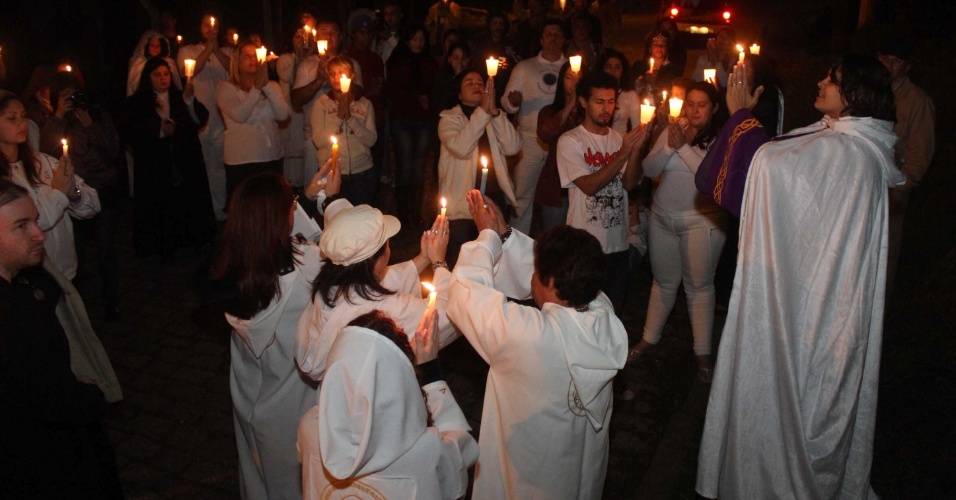 Prociss&atilde;o com velas