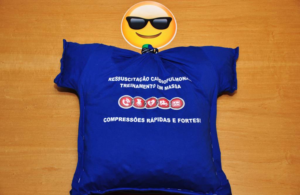 Médico cria boneco de garrafa pet para ensinar massagem cardíaca