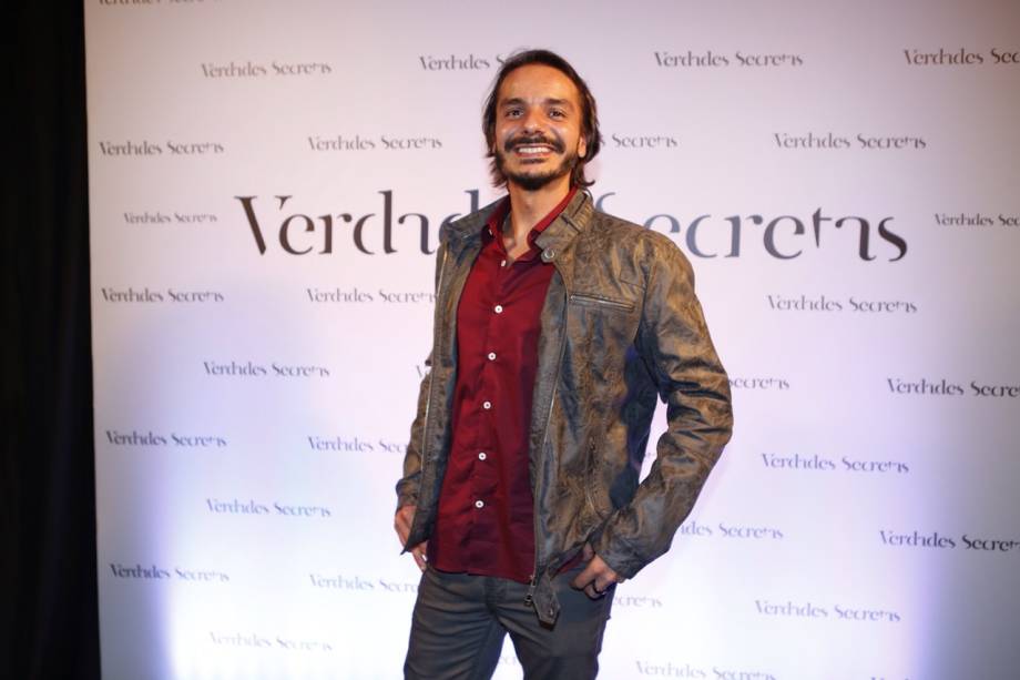 Jo&atilde;o Cunha ser&aacute; Joel, um professor que vai ensinar Carolina (Drica Moraes) a lidar com computadores