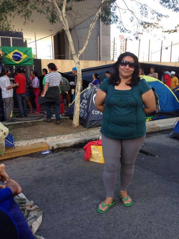 “Importados”, militantes se revezam em acampamento na Câmara