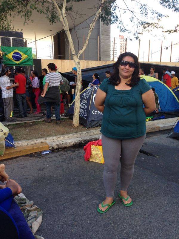 “Importados”, militantes se revezam em acampamento na Câmara
