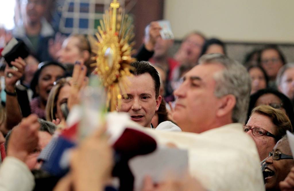 Governo pede excomunhão de padre por desvio de recursos