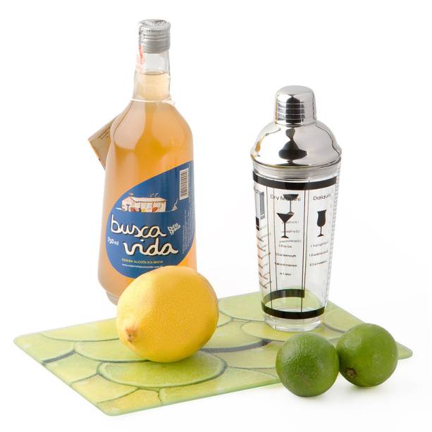Cacha&ccedil;a Busca Vida, coqueteleira e t&aacute;bua para caipirinha, R$ 157,00, da <a href="https://www.foundit.com.br/" rel="Found It">Found It!</a>