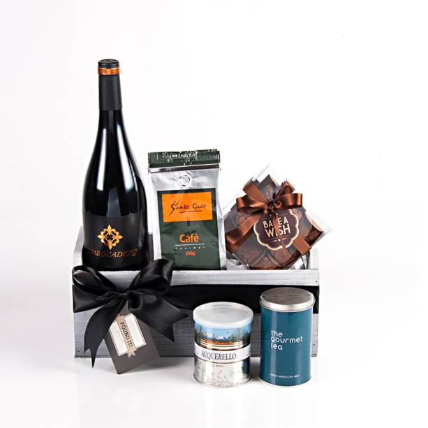 Cesta com vinho Embicadero, ch&aacute; da Gourmet Tea, brownies Bake a Wish e arroz Acquarello, R$ 200,00, da <a href="https://www.foundit.com.br/" rel="Found it">Found It!</a>