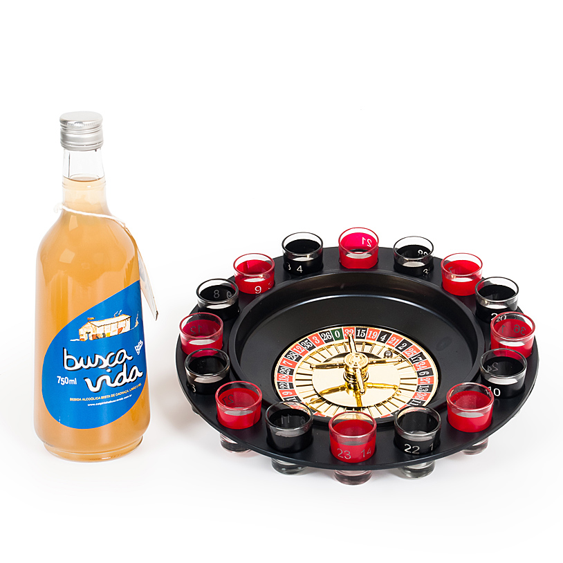 Garrafa de Busca Vida e jogo de roletas com dezesseis copos e duas bolinhas de a&ccedil;o, R$ 158,00 (com a bebida) e R$ 102,00 (apenas o jogo), da <a href="https://www.foundit.com.br/" rel="Found It!">Found It!</a>