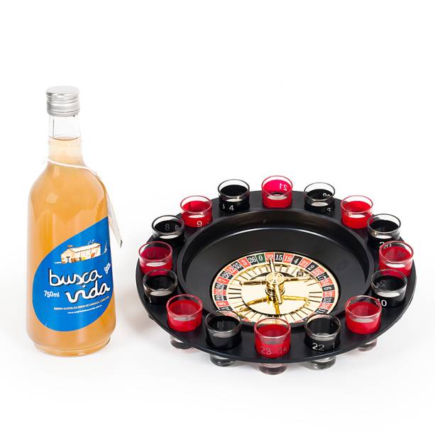 Garrafa de Busca Vida e jogo de roletas com dezesseis copos e duas bolinhas de a&ccedil;o, R$ 158,00 (com a bebida) e R$ 102,00 (apenas o jogo), da <a href="https://www.foundit.com.br/" rel="Found It!">Found It!</a>
