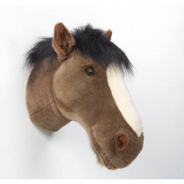 Cabe&ccedil;a de cavalo de pel&uacute;cia de parede, R$ 550,00, da <a href="https://www.coisasdadoris.com.br/" rel="Coisas da Doris" target="_blank">Coisas da Doris</a>