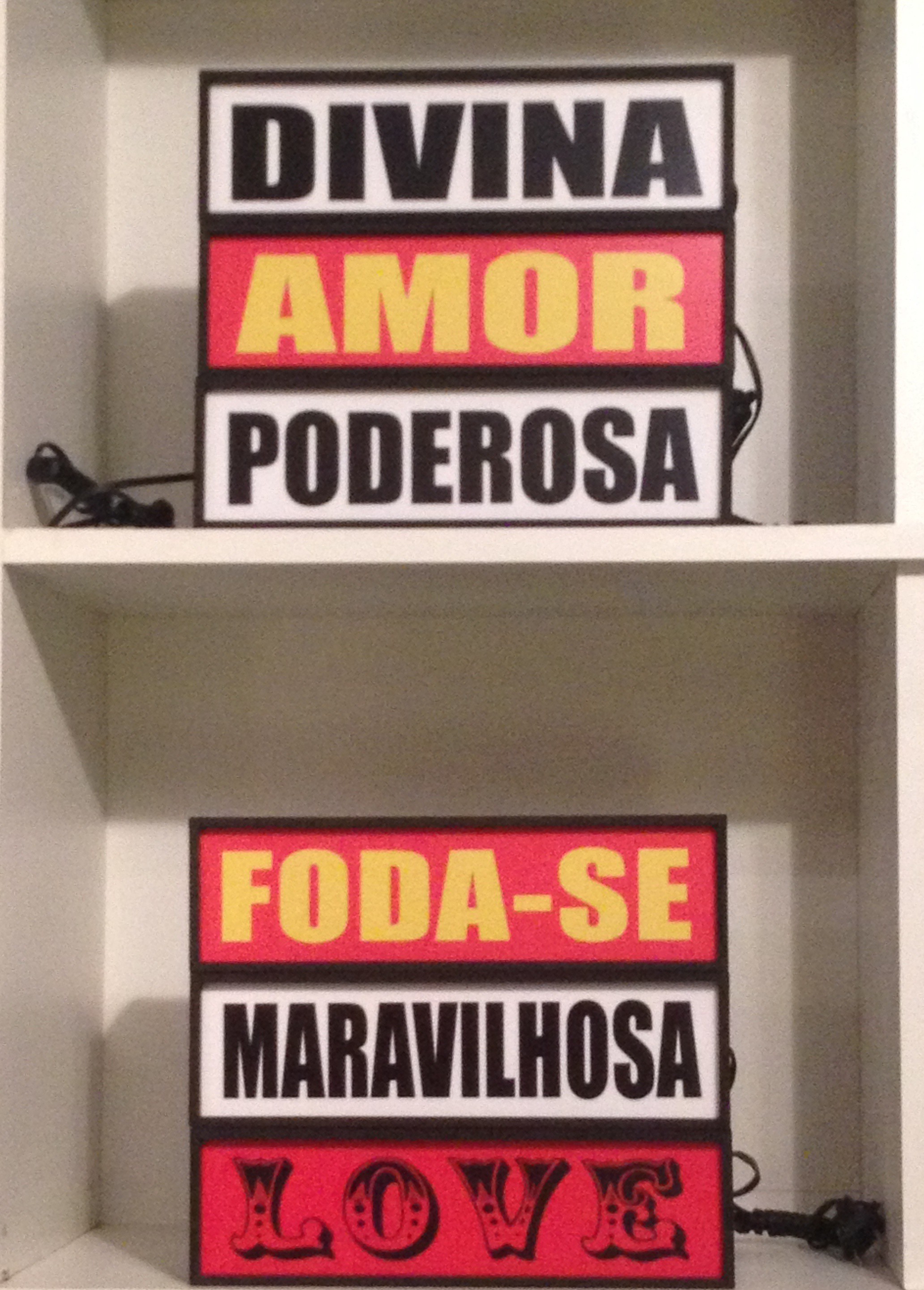 Lumin&aacute;ria de palavras, R$ 257,00, da <a href="https://www.coisasdadoris.com.br/" rel="Coisas da Doris" target="_blank">Coisas da Doris</a>