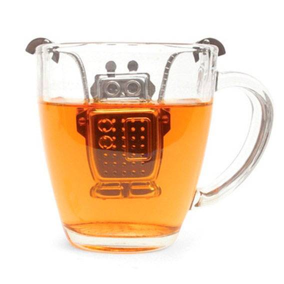 Infusor de ch&aacute; de rob&ocirc;, R$ 43,00, da <a href="https://www.designnmaniaa.com.br/" rel="Design Mania" target="_blank">Design Mania</a>