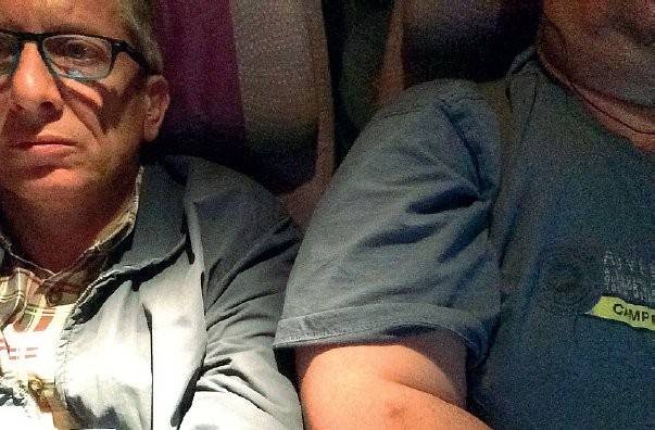 Passageiro processa companhia por se sentar ao lado de um gordo no voo