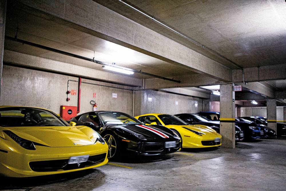 Passeios reúnem donos de lamborghinis, porsches e outros carrões