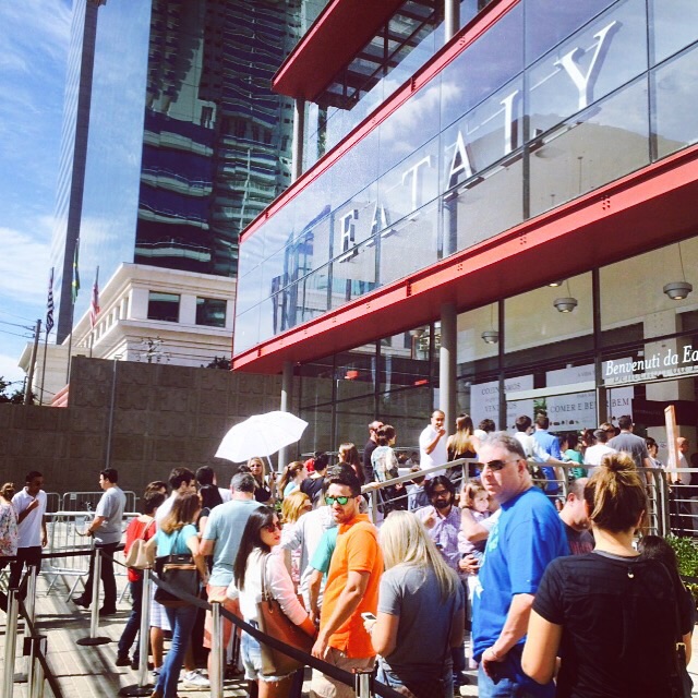 Fila de vinte minutos para entrar no Eataly