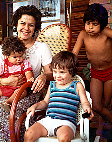 Na casa da Serra da Cantareira com os três filhos em 1978