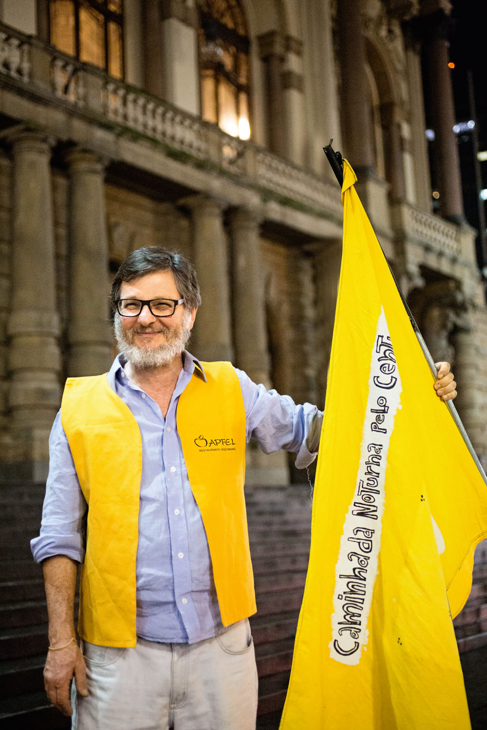 Empresário promove caminhadas noturnas gratuitas pelo centro