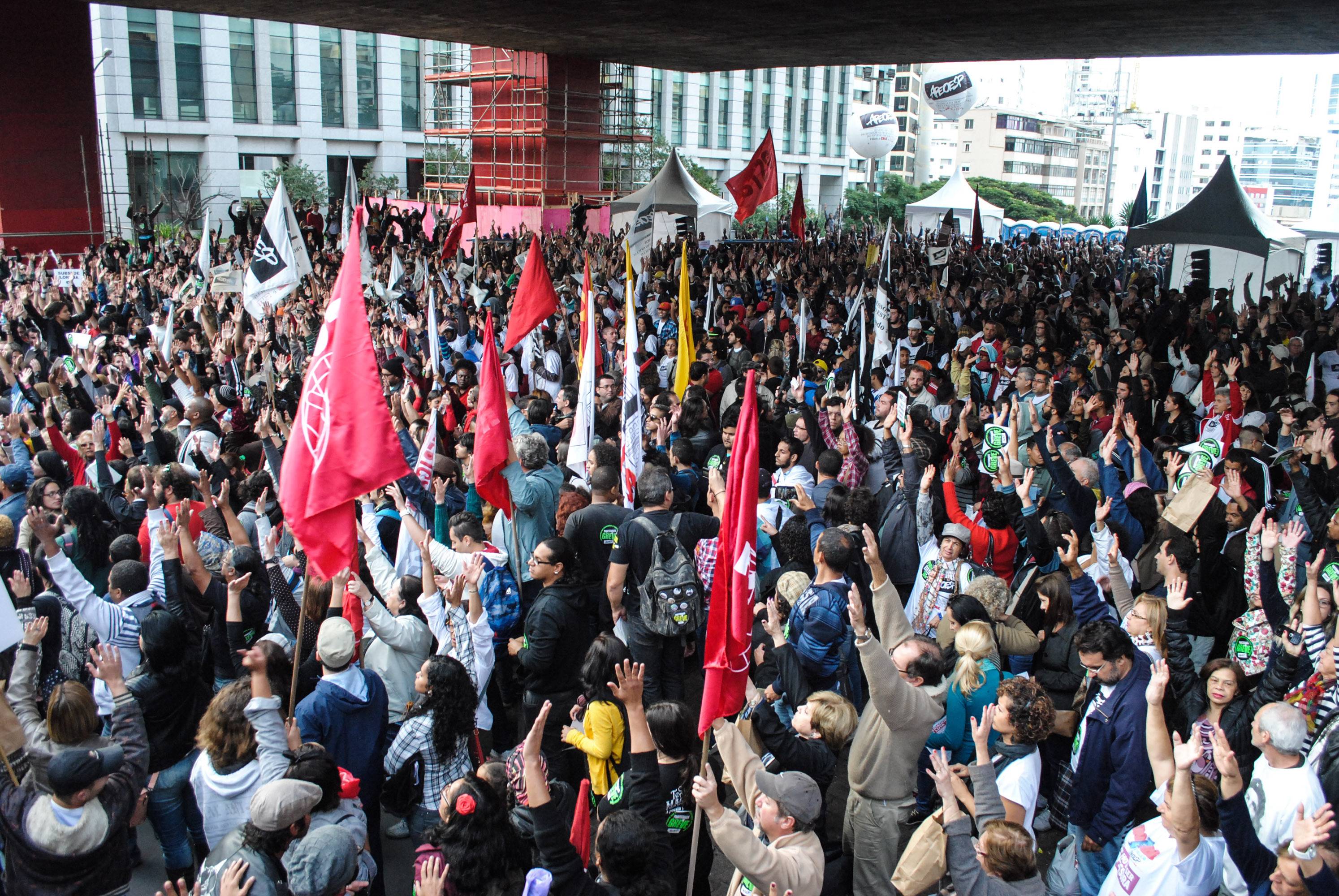 Professores da rede estadual decidem manter greve
