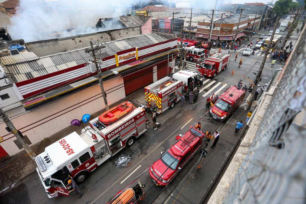Incêndio na região do Brás deixa ao menos quatro mortos