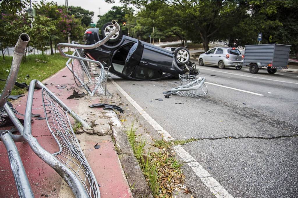 Helicóptero de resgate pousa no Butantã após capotamento