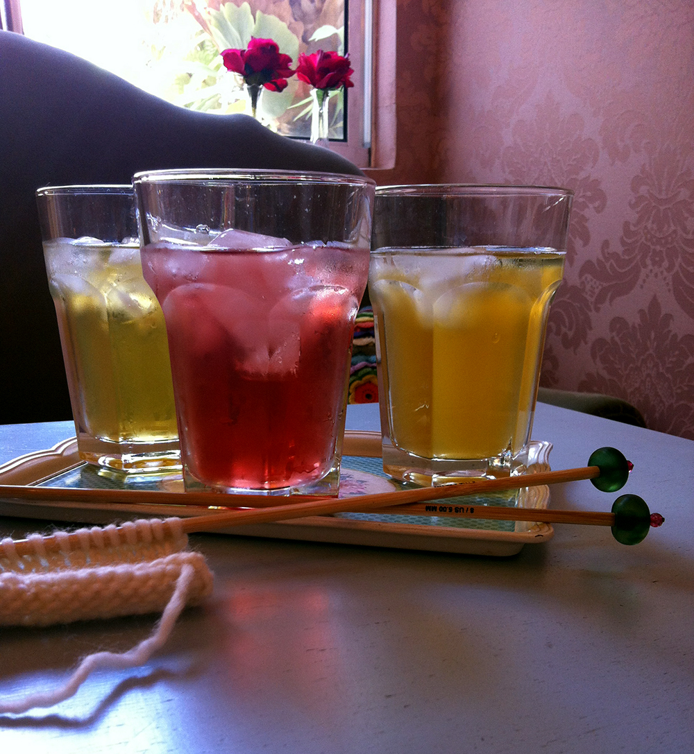 Chás gelados com frutas e ervas funcionais para aliviar o calor