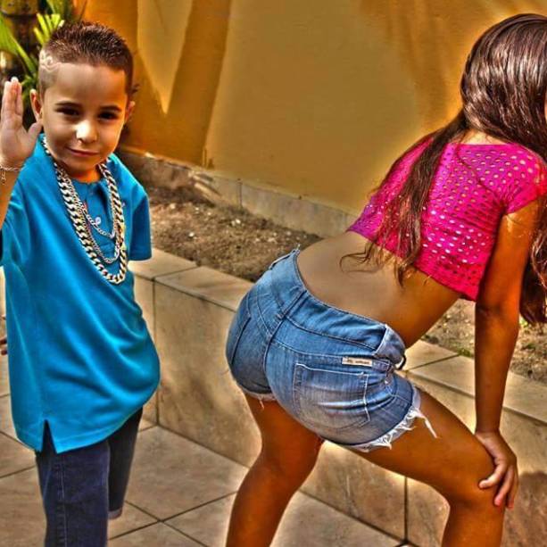 MC Vil&atilde;ozin com a prima, Yasmin, de 12 anos. A carreira dele &eacute; empresariada pelo pai, Wellington Ara&uacute;jo, frentista