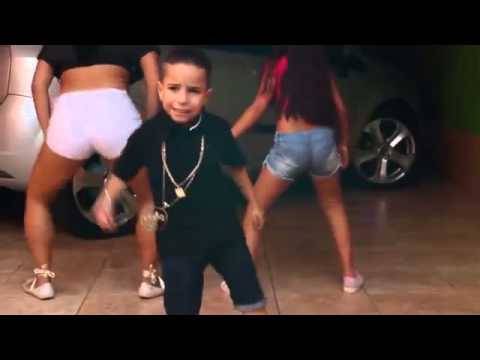Trecho do clipe do hit "Tapa na Bunda". Ao lado do garoto, a prima Yasmin, de 12 anos, e Mayara, 19, amiga da fam&iacute;lia