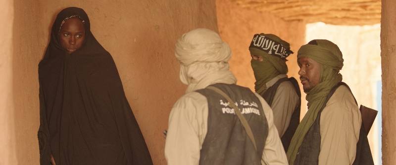 Timbuktu: uma mulher é acuada pela polícia, o registro tem uma pegada documental Timbuktu: uma mulher é acuada pela polícia, o registro tem uma pegada documental