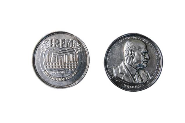 Medalha de prata: com a efígie do patriarca Francisco Matarazzo, a peça foi distribuída em 1954 para o lançamento de um projeto onde hoje é o Palácio dos Bandeirantes Medalha de prata: com a efígie do patriarca Francisco Matarazzo, a peça foi distribuída em 1954 para o lançamento de um projeto onde hoje é o Palácio dos Bandeirantes