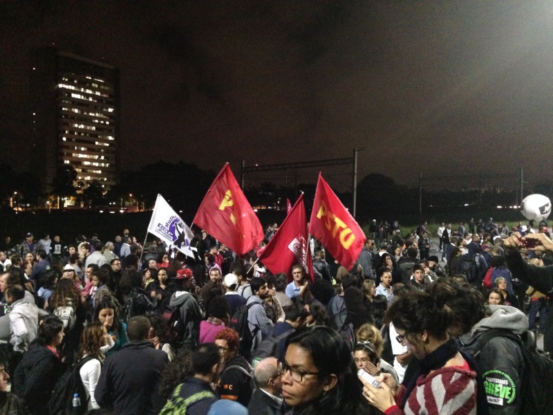 Professores mantêm greve e interditam Marginal em protesto