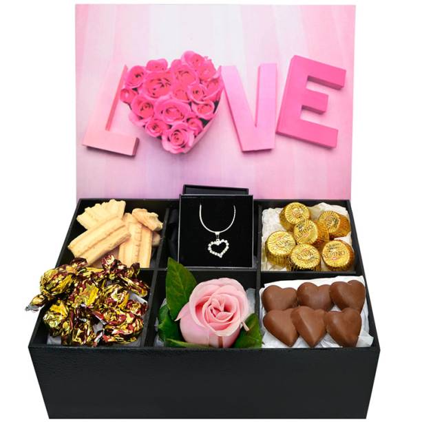 Giuliana Flores: Colar de strass, rosa e chocolates por R$ 180,50 Giuliana Flores: Colar de strass, rosa e chocolates por R$ 180,50