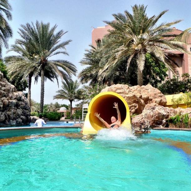 Sob carlor intenso nos Emirados Árabes, Roberto Justus se esbalda em toboágua Sob carlor intenso nos Emirados Árabes, Roberto Justus se esbalda em toboágua