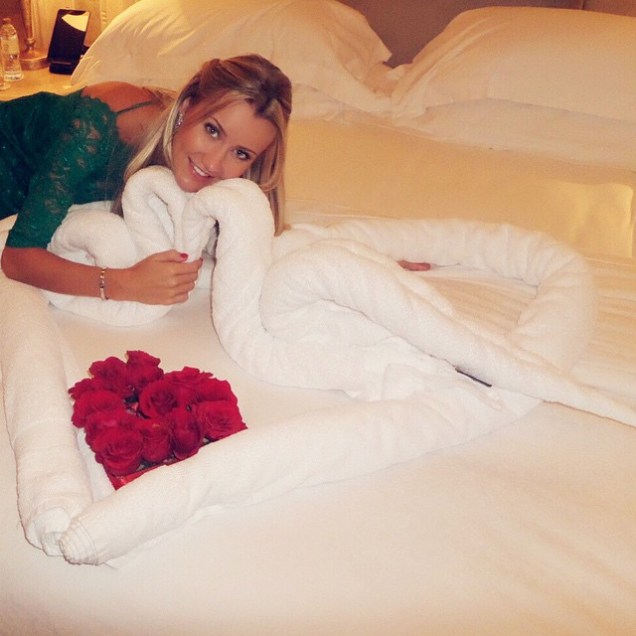 A quinta mulher de Justus mostra cama do quarto do hotel&nbsp;Emirates Palace Hotel